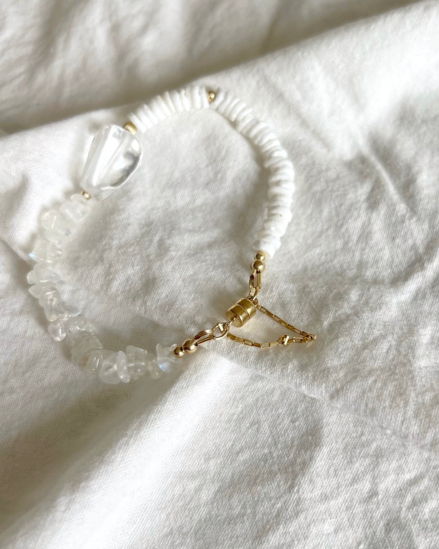 14KGF〈Magnet bracelet〉Crystal quartz×Shell