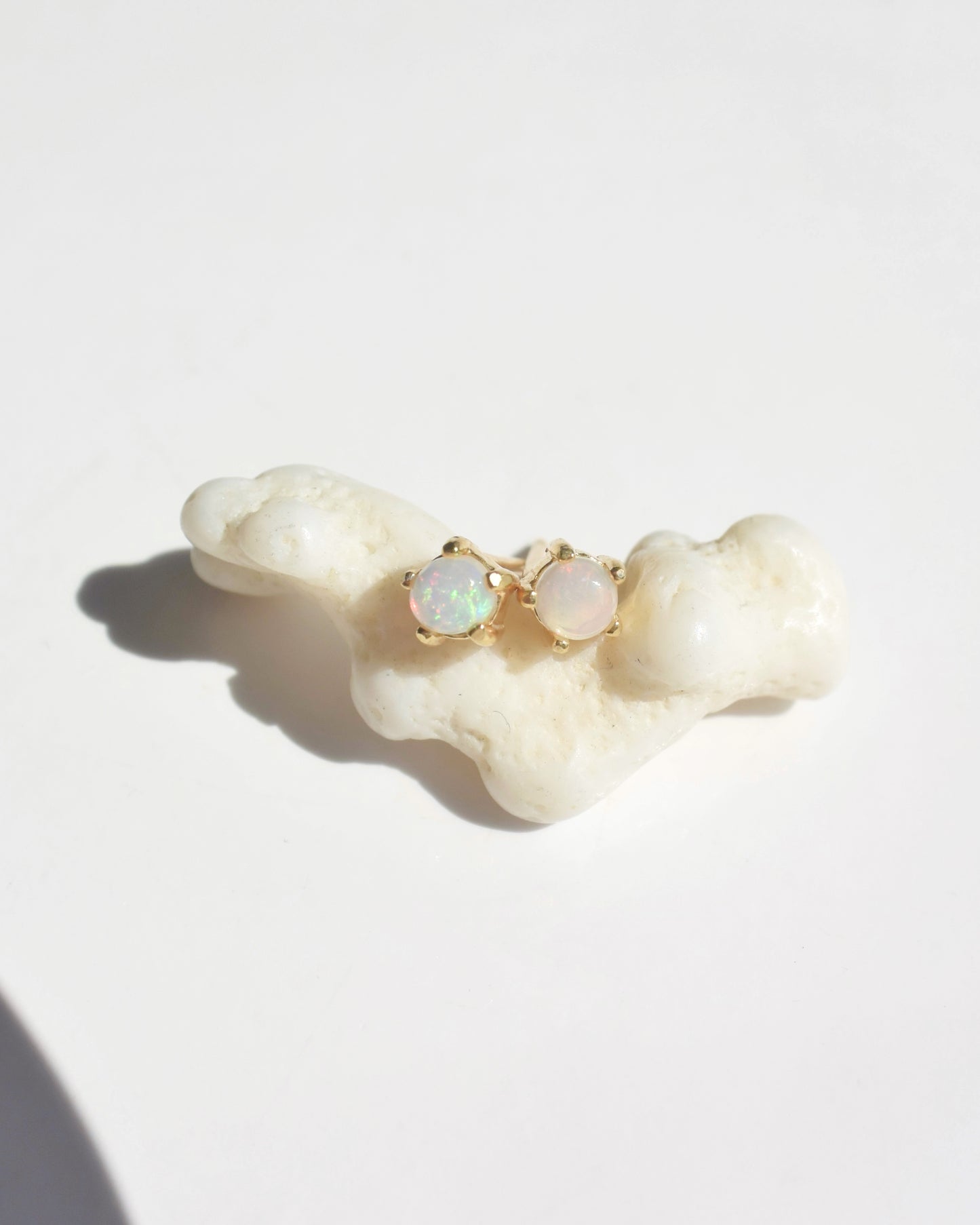 〈片耳〉K18pt〈Stone stud earrings〉-Opal-