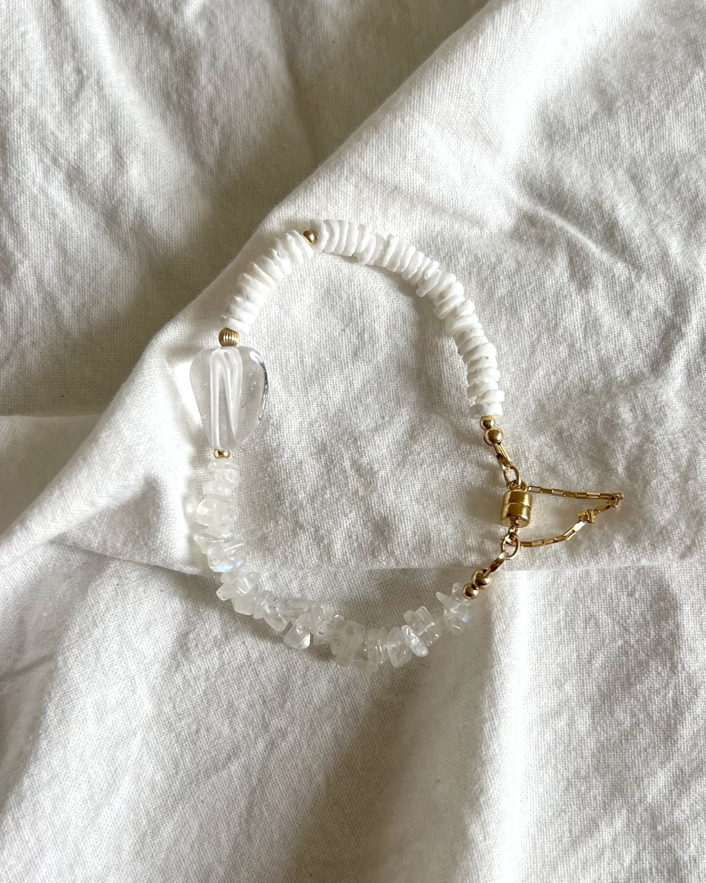 14KGF〈Magnet bracelet〉Crystal quartz×Shell