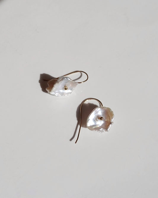 14KGF〈Fresh water pearl〉Petal earrings